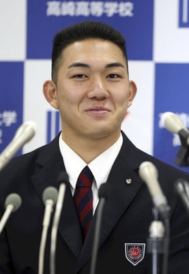 ロッテから１位指名を受け、笑顔を見せる健大高崎高の石垣元気投手（２３日、群馬県高崎市で）＝稲垣政則撮影