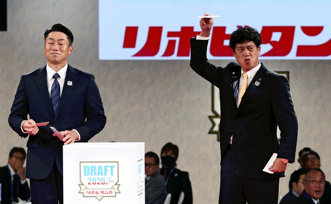 米スタンフォード大・佐々木麟太郎選手の交渉権を獲得して喜ぶソフトバンクの城島ＣＢＯ（右）（２３日、東京都港区で）＝片岡航希撮影