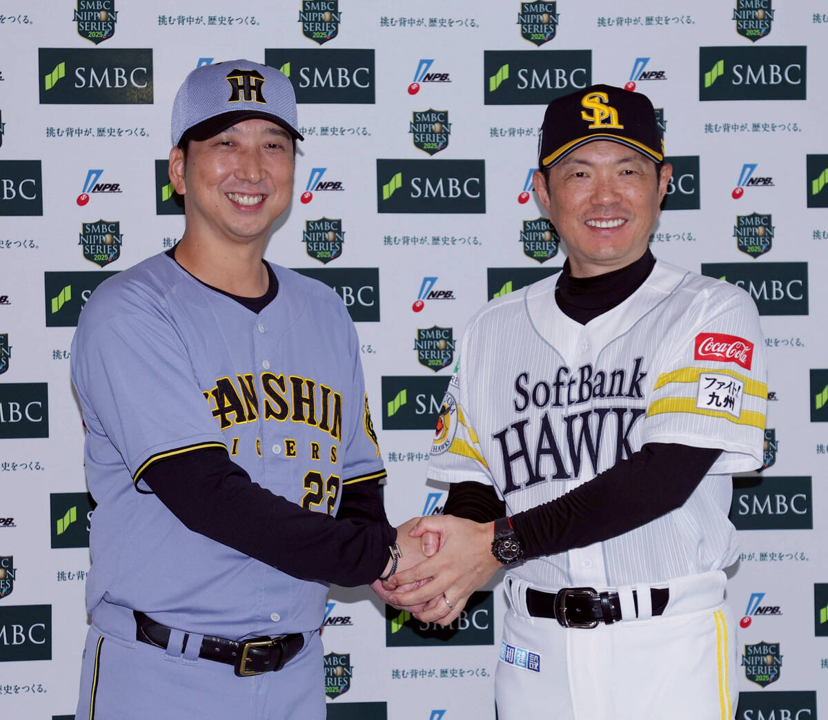 Hanshin Tigers Tigers manager Fujikawa (left) and Softbank Hawks manager Kokubo shake hands (photographer: Daisuke Iwata)