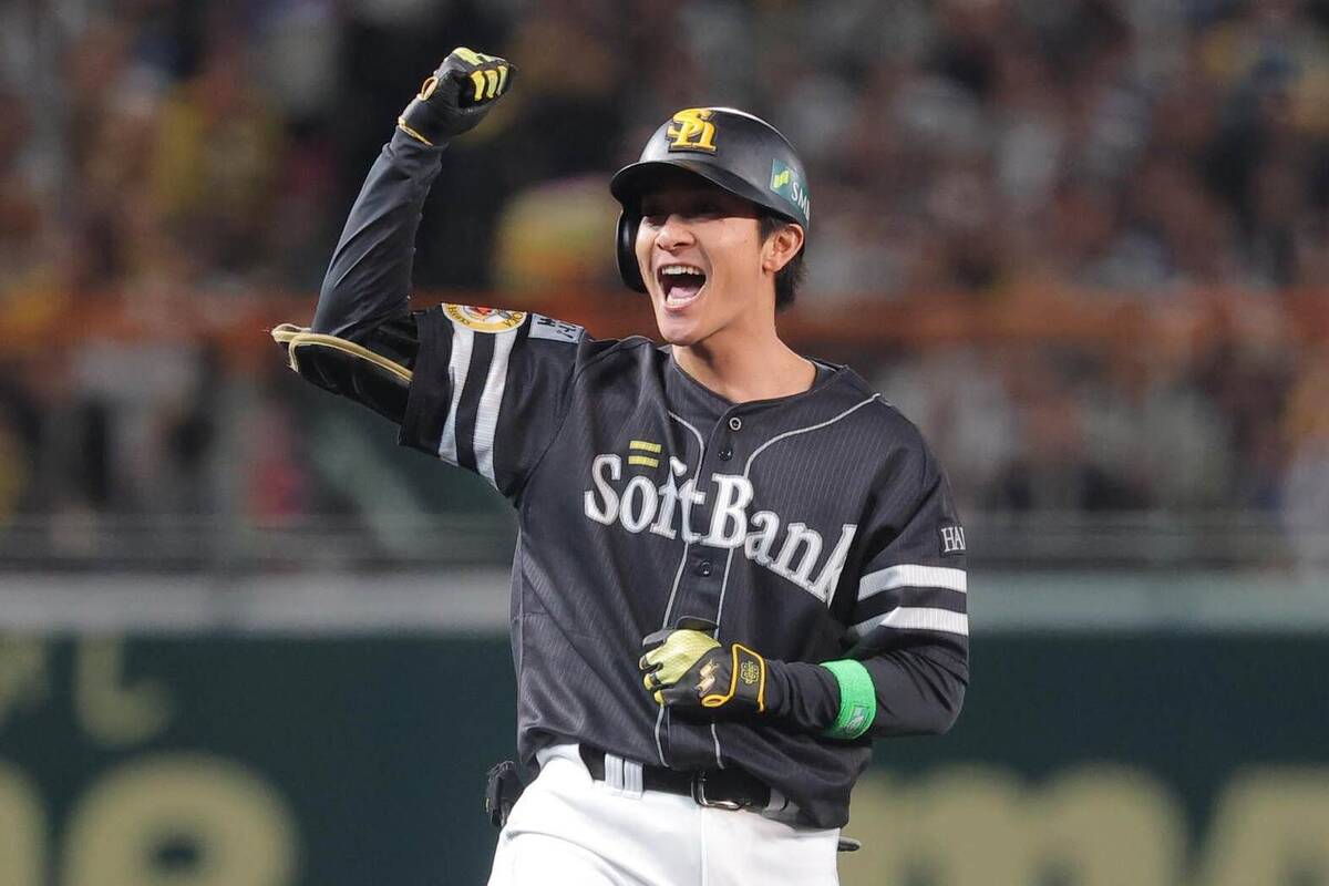 6回1死二塁、右翼線に適時三塁打を放った柳町達(カメラ・上村 尚平)