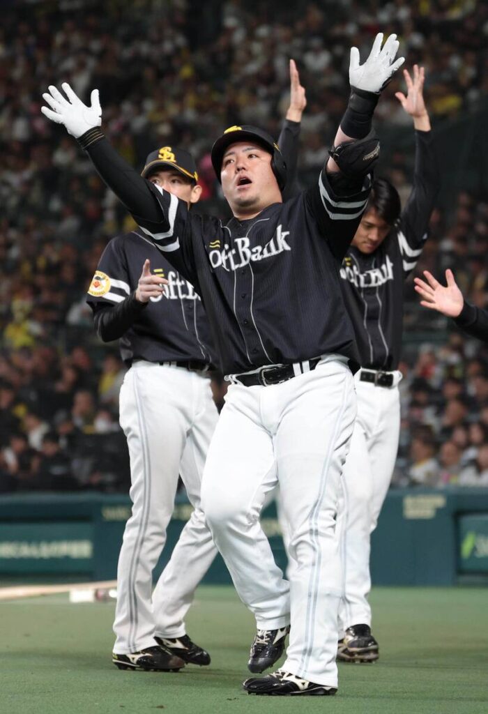 With no outs in the second inning, Hotaka Yamakawa hit a solo home run over the center field fence to score the first run of the game and was congratulated by the other teammates. (Photo by Yoshimura Haruko)