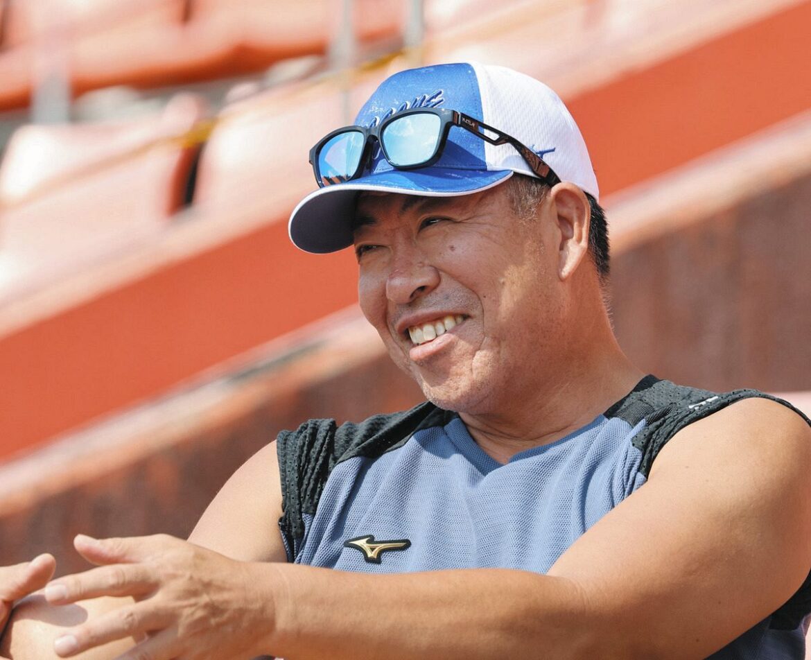 試合を見つめる井上監督