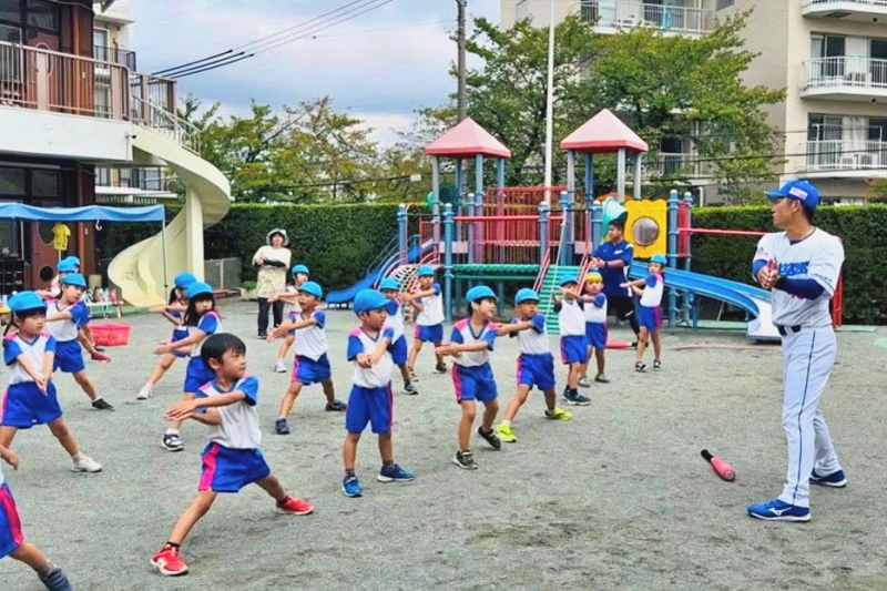 みんなでバットの振り方を勉強