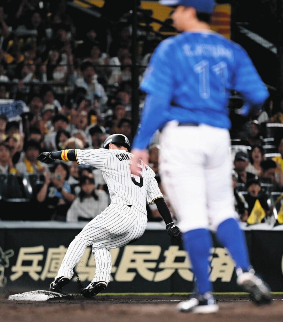 中日は今季も屈辱的な数字許す…DeNA・東に「どうすれば勝てるのか」教えてくれた阪神の“覇者の野球”:中日スポーツ・東京中日スポーツ – 中日新聞Web 6回裏1死二塁、打者森下のときに三盗を決める近本。右はDeNA先発の東