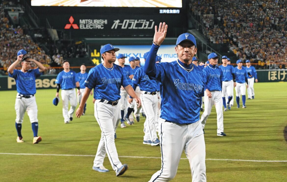 阪神に敗れ、スタンドのファンにあいさつする三浦監督（手前）