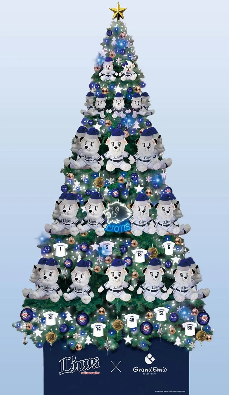 クリスマスの装飾が施されたクリスマスツリー。ツリーには、野球チーム「Lions」のマスコットキャラクターのぬいぐるみや、選手の背番号が書かれたユニフォームのオーナメントが飾られています。ツリーの頂上には星が飾られ、青色の背景に浮かび上がっています。
