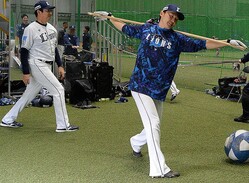 来季のリベンジに燃え秋季練習に取り組む西武の源田（右）。左は鳥越ヘッドコーチ