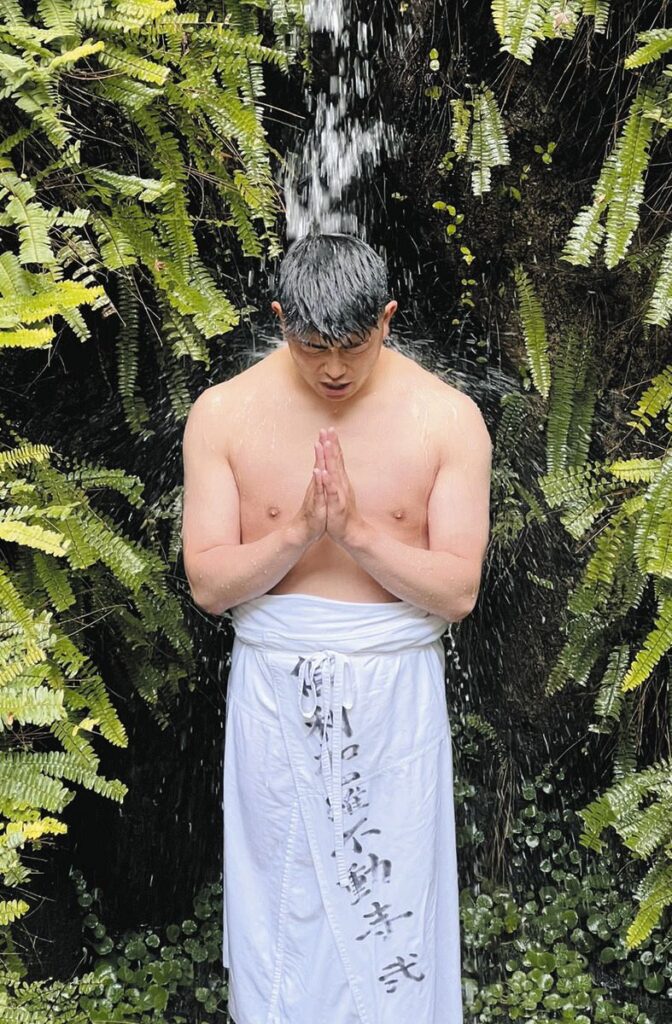 １月、最多セーブのタイトル獲得を祈願し滝に打たれる松山＝名古屋市守山区の俱利加羅不動寺で