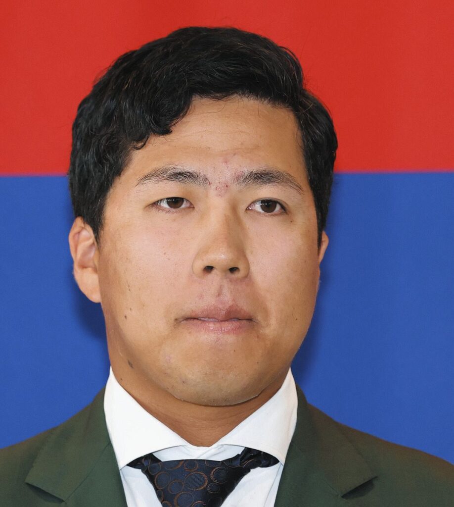 戦力外通告を受け、記者の質問に答える星野