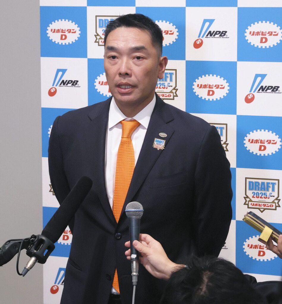 報道陣の質問に答える巨人・阿部監督
