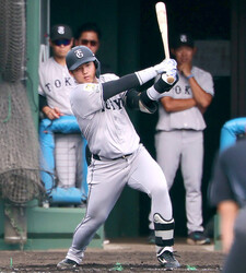 ７回無死、右三塁打を放つ石塚裕惺（カメラ・小林　泰斗）