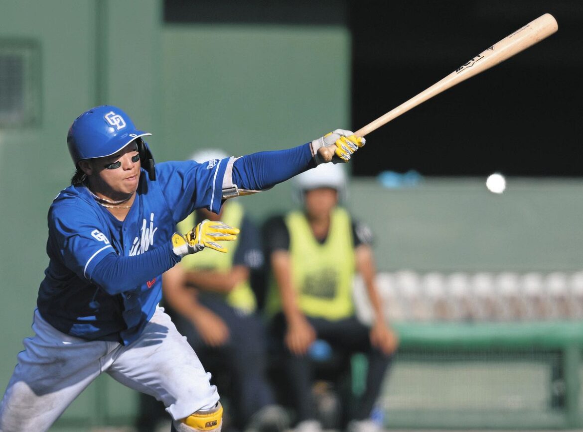 ８回表２死満塁、辻本が遊撃に適時内野安打を放つ