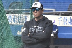  選手たちの練習を見守るロッテ・サブロー監督（撮影＝岩下雄太） 