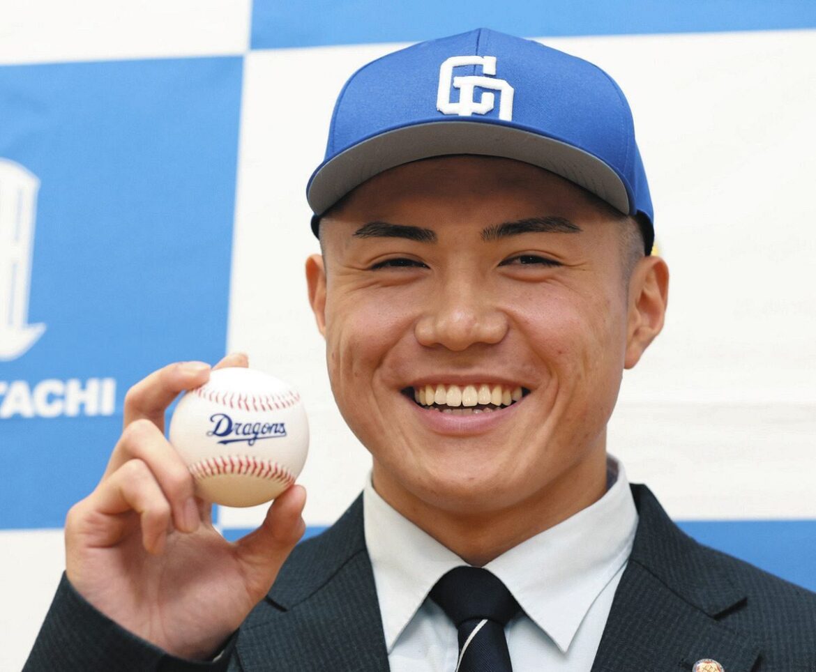 中日から４位指名を受け、笑顔の明秀学園日立高の能戸輝夢