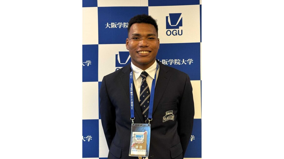 北海道日本ハムファイターズから指名された大阪学院大学硬式野球部エドポロ ケイン選手に球団が指名挨拶 | 大阪学院大学 大阪学院大学