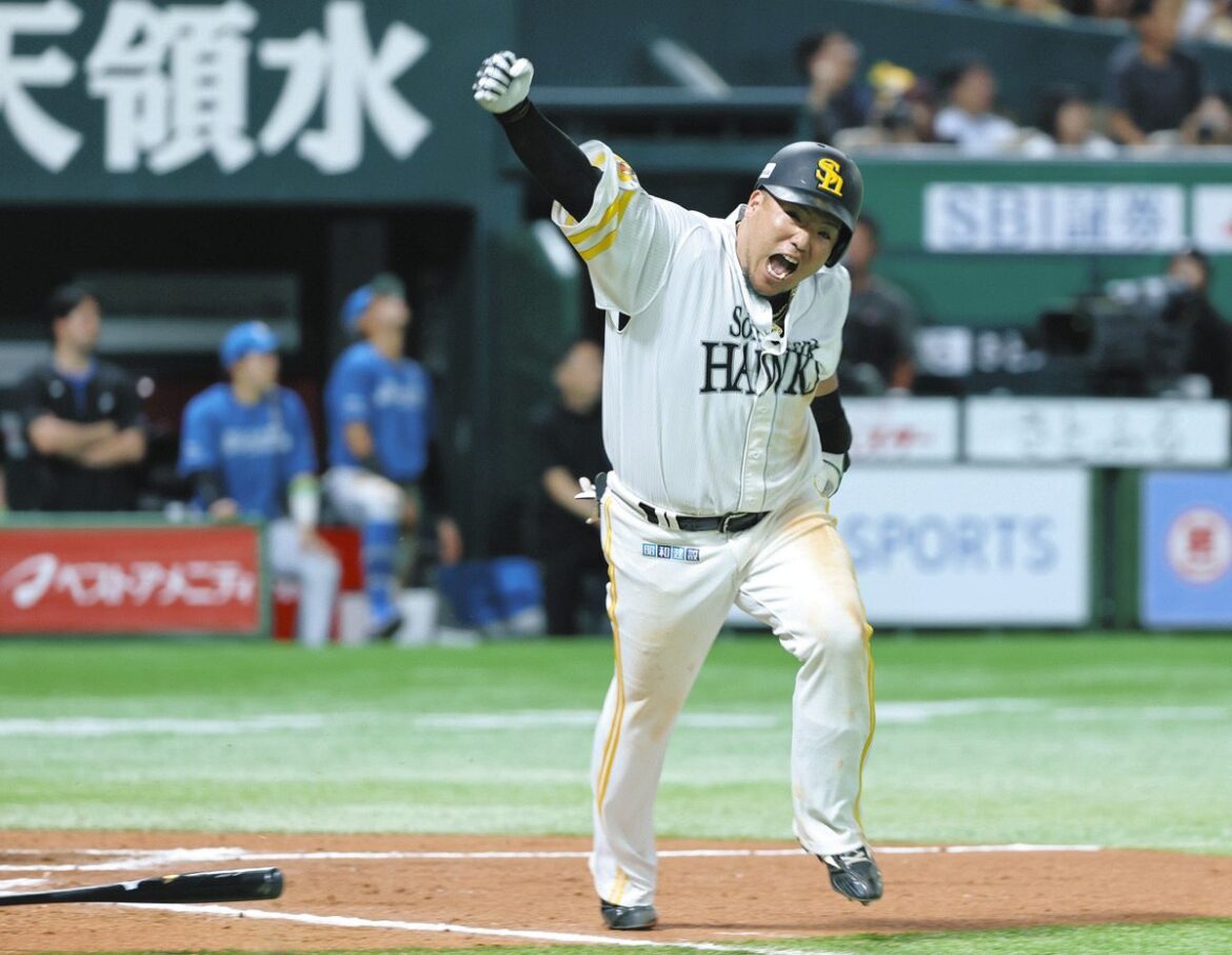 １０回裏１死満塁、サヨナラ打を放ったソフトバンク・山川