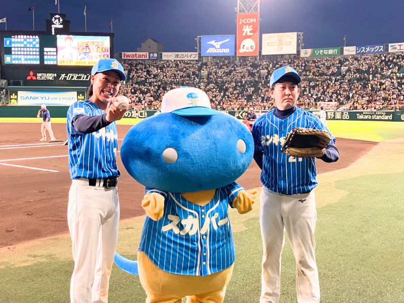 バッテリィズ、クライマックスシリーズで夢が実現! 感動の“阪神甲子園球場ファーストピッチ”「スカパー! プロ野球アンバサダー」12の公約シリーズ | FANY Magazine バッテリィズ、クライマックスシリーズで夢が実現! 感動の“阪神甲子園球場ファーストピッチ”「スカパー! プロ野球アンバサダー」12の公約シリーズ