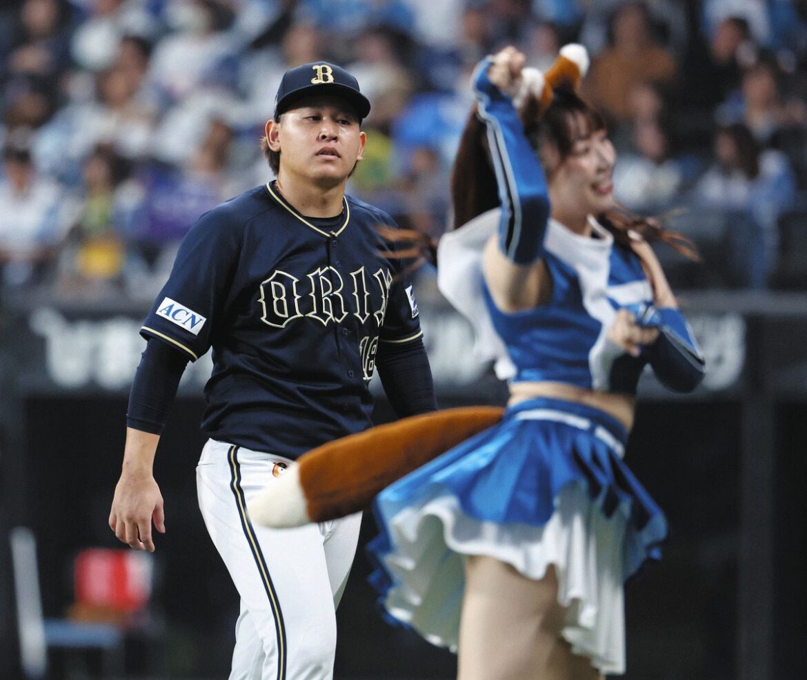 ３回裏を終え、ベンチに戻るオリックス・宮城