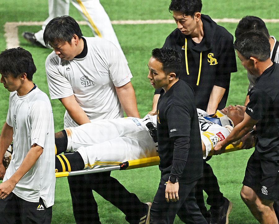 ソフトバンク中村晃、一塁塁審と激突のアクシデント 担架で運ばれ場内騒然 – 西スポWEB OTTO! ソフトバンク中村晃、一塁塁審と激突のアクシデント 担架で運ばれ場内騒然 - 西スポWEB OTTO!