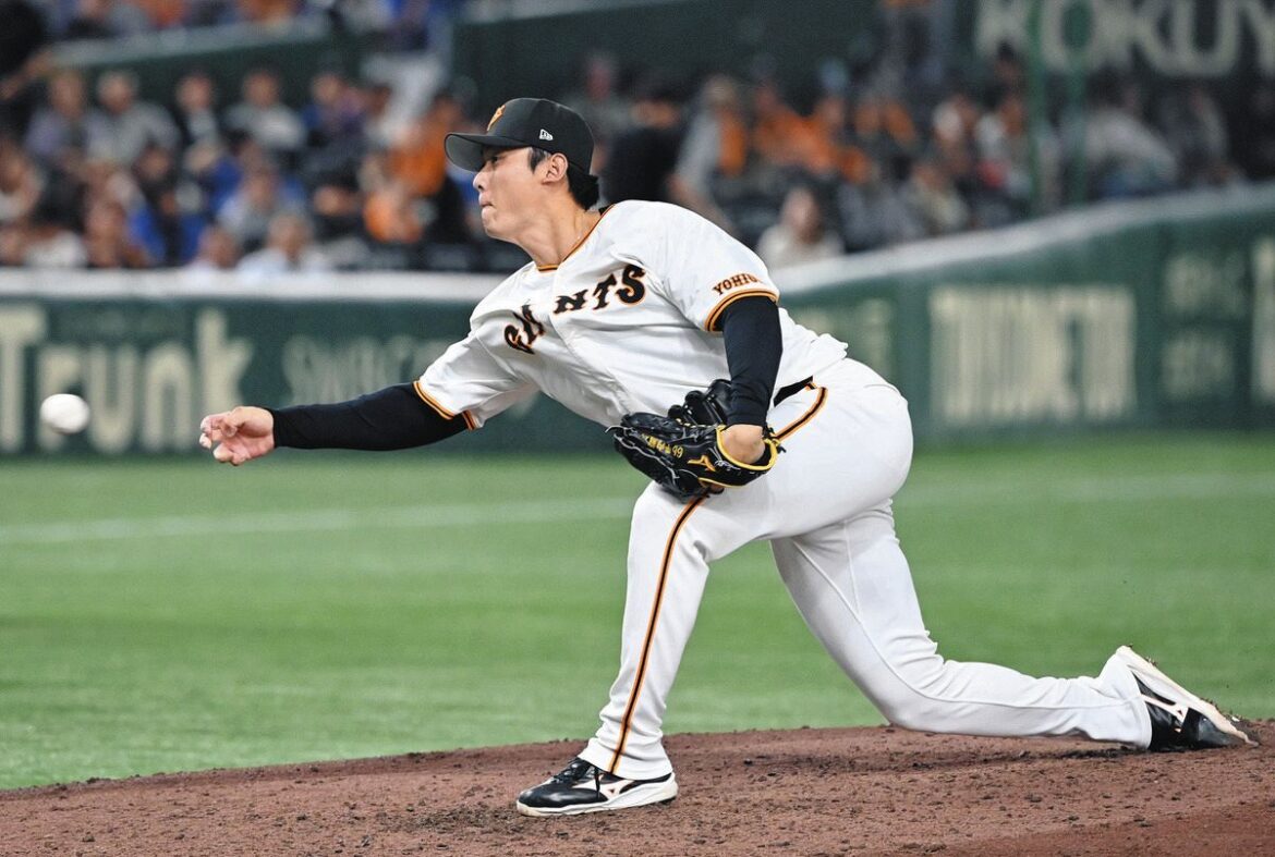 10月1日の中日戦でアンダースローで投げる巨人・平内