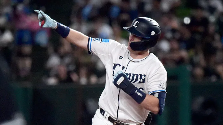 After hitting home run, he responds to the cheers from the left field stands. (Photo: Author)