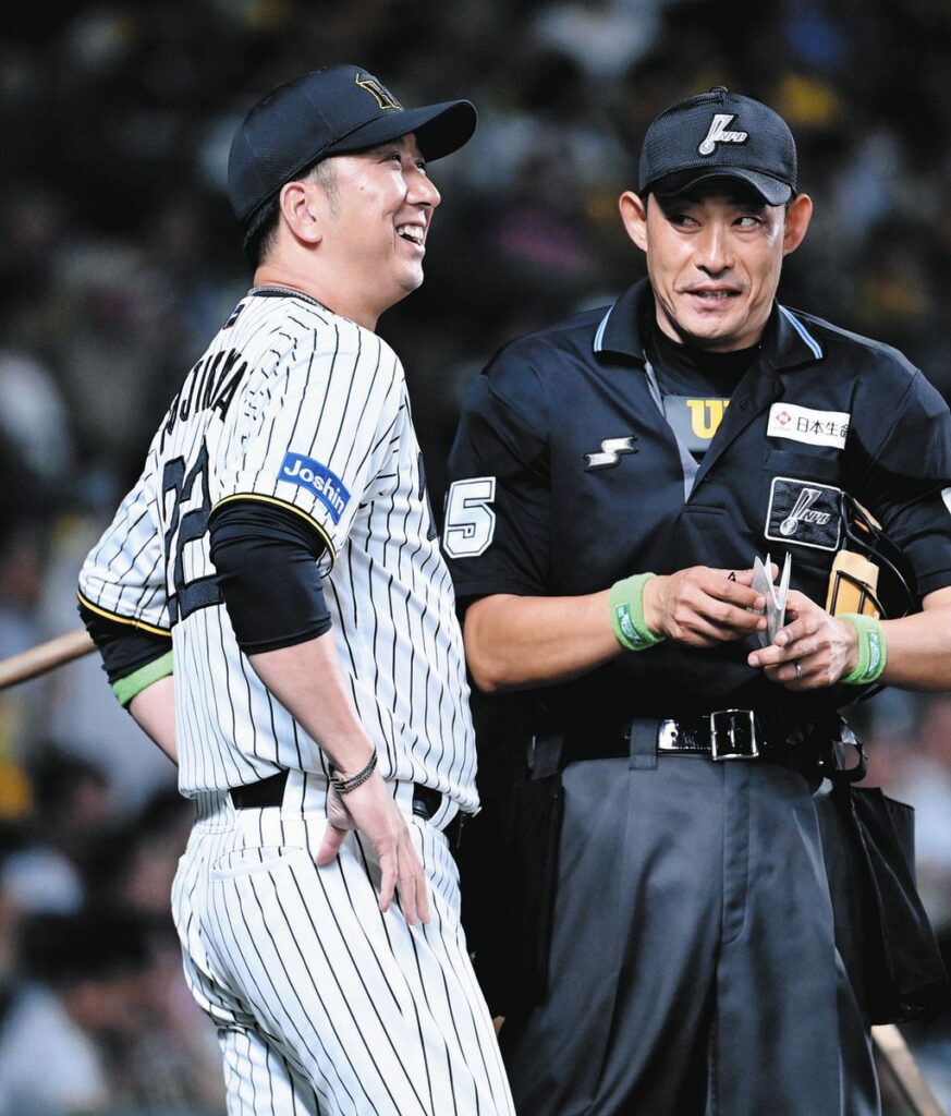 阪神・藤川監督、勝負手連発も実らず 5回に代走、送りバント、先発・村上に代打・ヘルナンデス…虎党ため息:中日スポーツ・東京中日スポーツ – 中日新聞Web 5回裏終了後、笑顔で選手交代を告げる藤川監督(左)