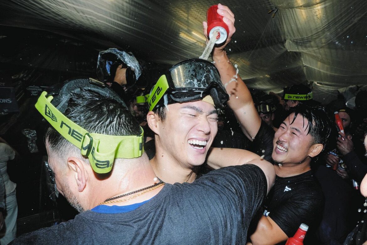 山本由伸「僕の脳が追いつかないプレーを…」3本塁打&7回途中10K無失点の大谷翔平に驚き:中日スポーツ・東京中日スポーツ – 中日新聞Web シャンパンファイトで盛り上がる山本由伸ら(AP)