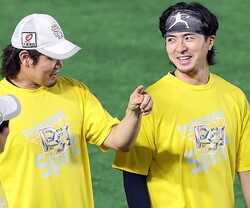 笑顔で杉山（左）と話す上沢（撮影・栗木一考）