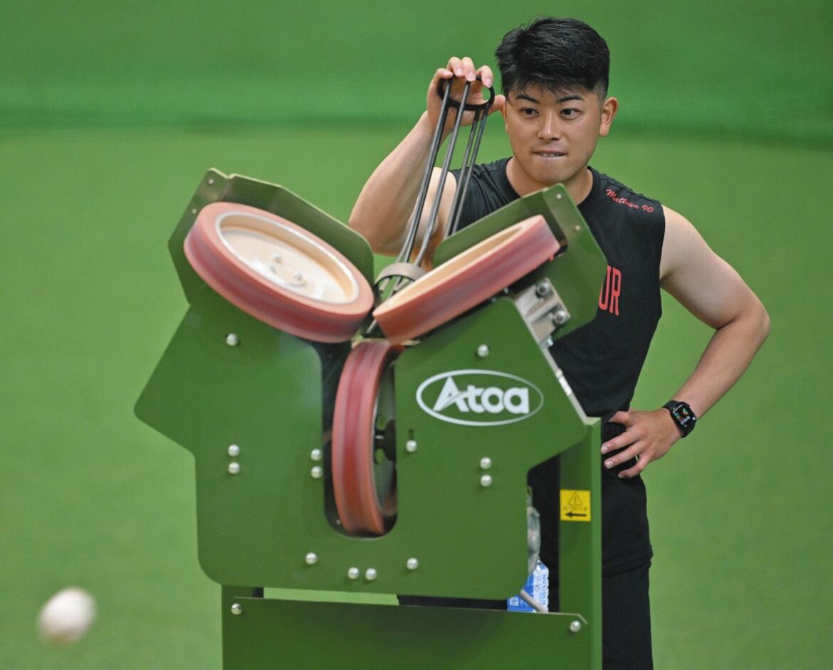 中日・松山晋也、160キロ到達イメトレ始動 169キロ設定のマシンの軌道を頭に焼き付け「いけると思います。意外とそこまで速いというわけではなかった」:中日スポーツ・東京中日スポーツ – 中日新聞Web ピッチングマシンの後ろに立ち、球筋を見る松山