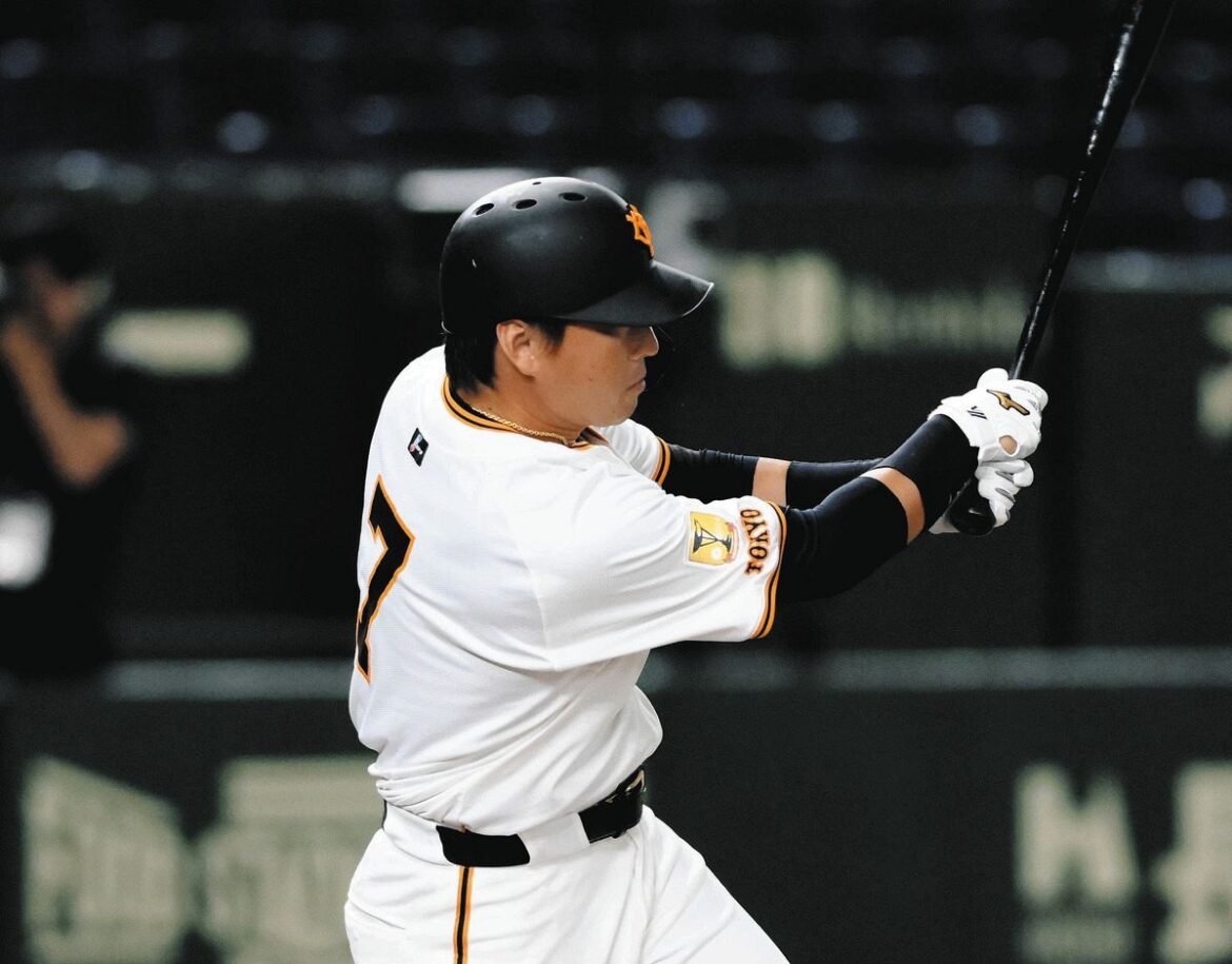 ５回巨人無死、代打の長野が左翼線に二塁打を放つ