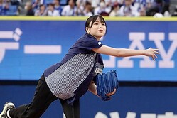 2023年に横浜スタジアムで始球式を行った日向坂46の山口陽世さん【写真：町田利衣】