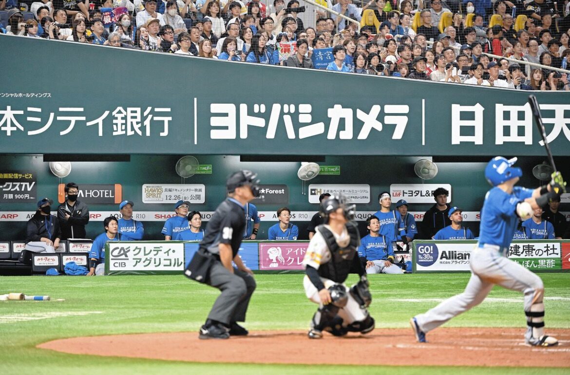 ９回表、日本ハム・清宮幸（手前右）が左飛に倒れ,、試合終了となる＝20日