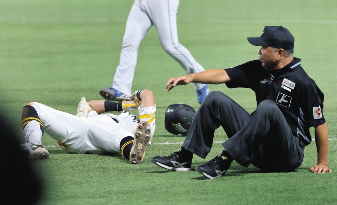 ３回裏、一ゴロを放ち、一塁塁審と激突して倒れ込むソフトバンク・中村（左）