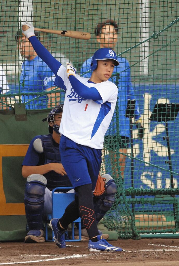 フリー打撃をする岡林