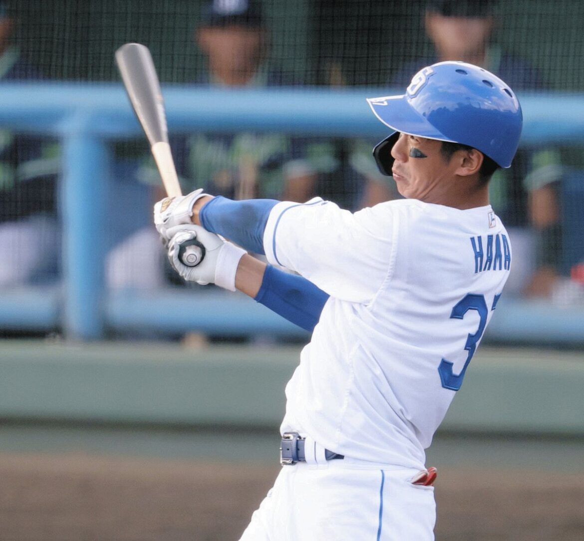 ９回裏１死、浜が右越えにサヨナラ本塁打を放つ