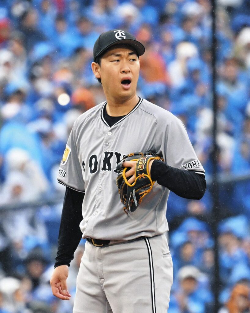 ３回、打者桑原のとき、一塁へのけん制球でボークを取られた巨人・山崎