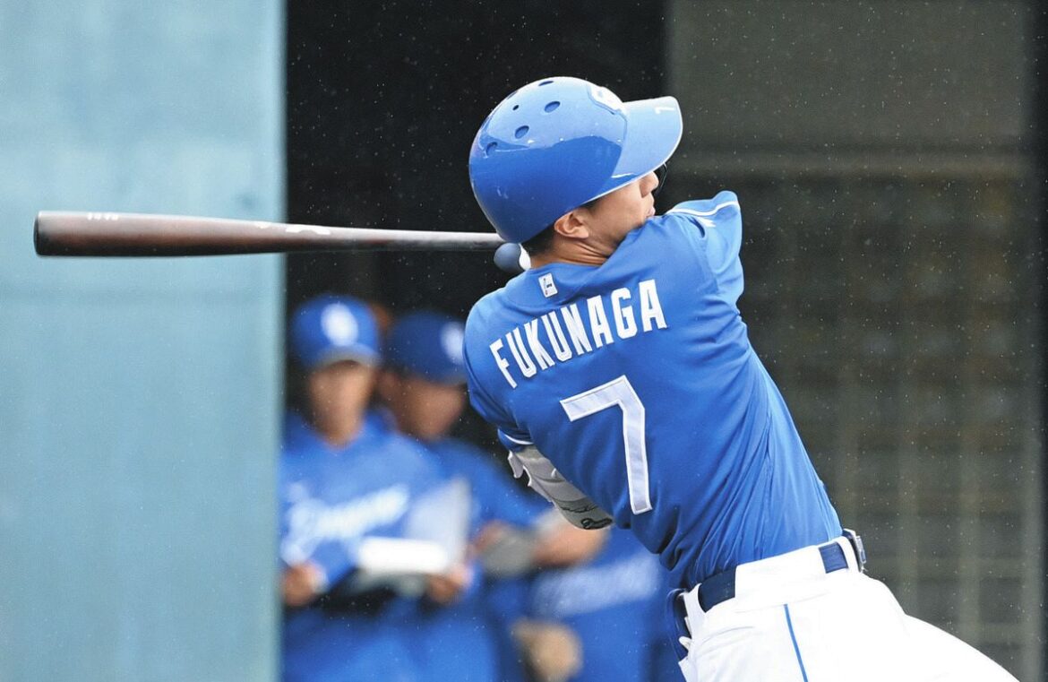 ２回表１死満塁、福永が左越え２点二塁打を放つ