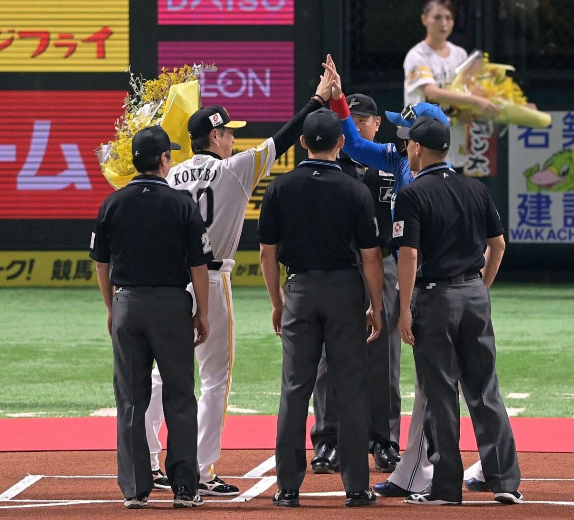 V2ソフトバンク小久保監督にメンバー表交換でサプライズ! ライバル日本ハムの新庄剛志監督から黄色い花束のプレゼント:「おっ!」でつながる地元密着のスポーツ応援メディア 西スポWEB OTTO! – 西スポWEB OTTO! V2ソフトバンク小久保監督にメンバー表交換でサプライズ! ライバル日本ハムの新庄剛志監督から黄色い花束のプレゼント:「おっ!」でつながる地元密着のスポーツ応援メディア 西スポWEB OTTO! - 西スポWEB OTTO!