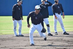 みやざきフェニックス・リーグで試合前練習でノックを受ける今宮