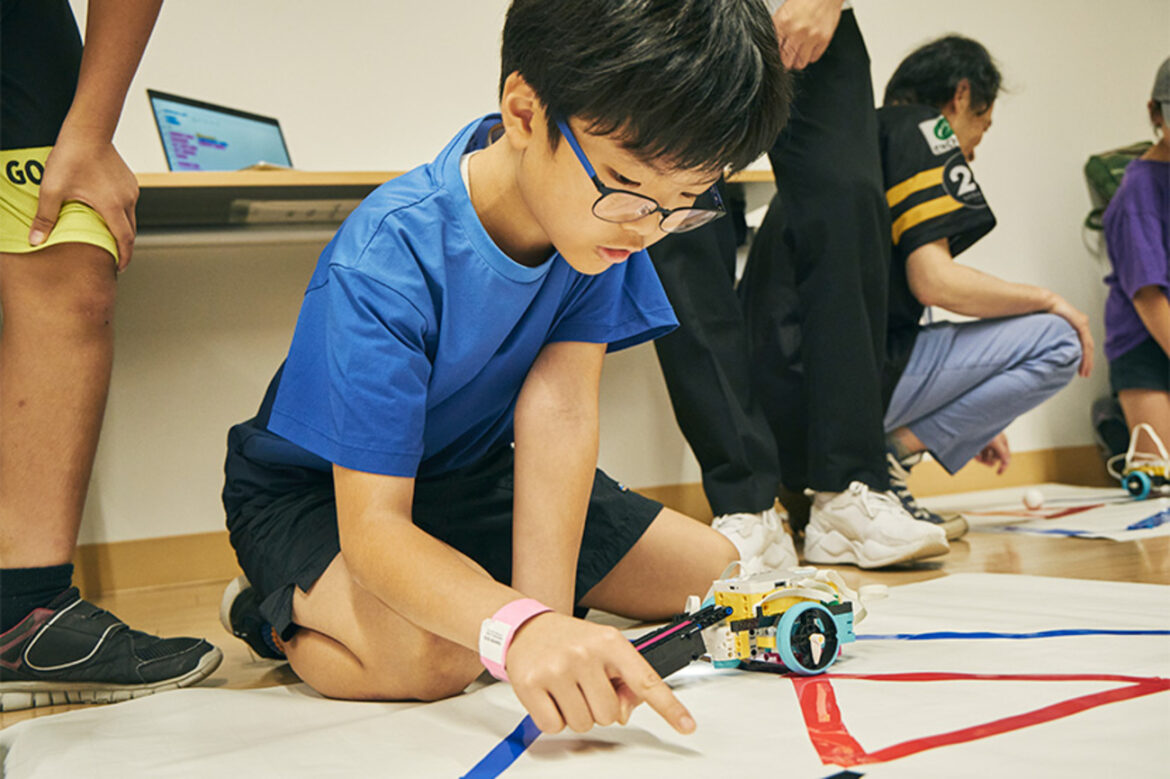 子どもたちにテクノロジーの楽しさを。エリクソン、ソフトバンク、ソフトバンクホークスが福岡でロボット教育プログラム「H.E.R.O Lab」 を開催 - ITをもっと身近に。ソフトバンクニュース