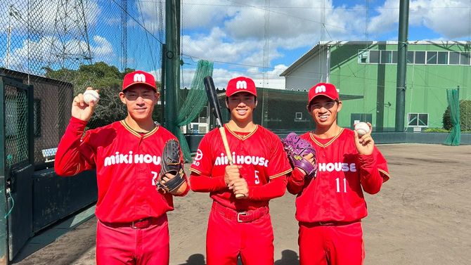 （左から）桜井選手、菊田選手、髙橋選手