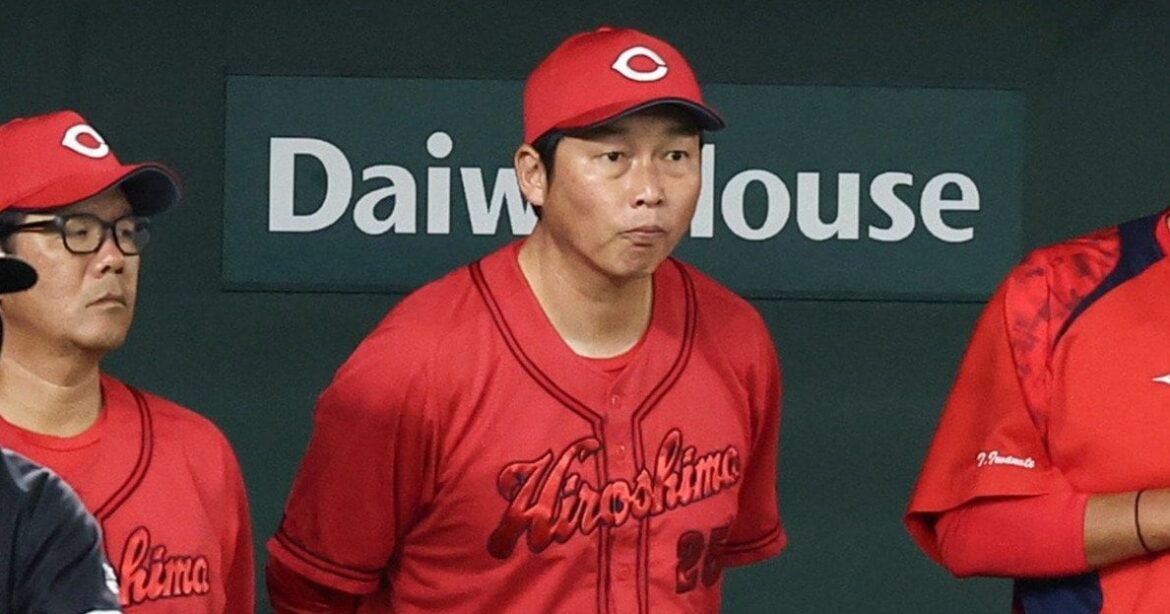 「麦のようにがんばっていきたい」来季続投、踏まれてもまっすぐ伸びるカープ新井貴浩監督の忍耐はいつまで続くのか？ - プロ野球 - Number Web