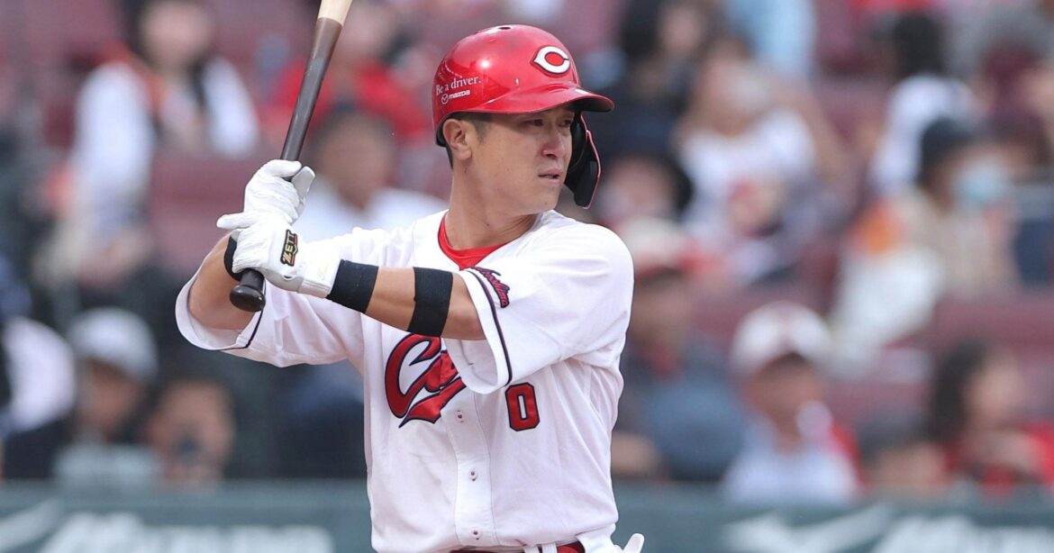 「楽しいことはひとつもなかった、だけど…」イップスやケガを乗り越え戦い続けた、カープ上本崇司のプロ13年間 - プロ野球 - Number Web