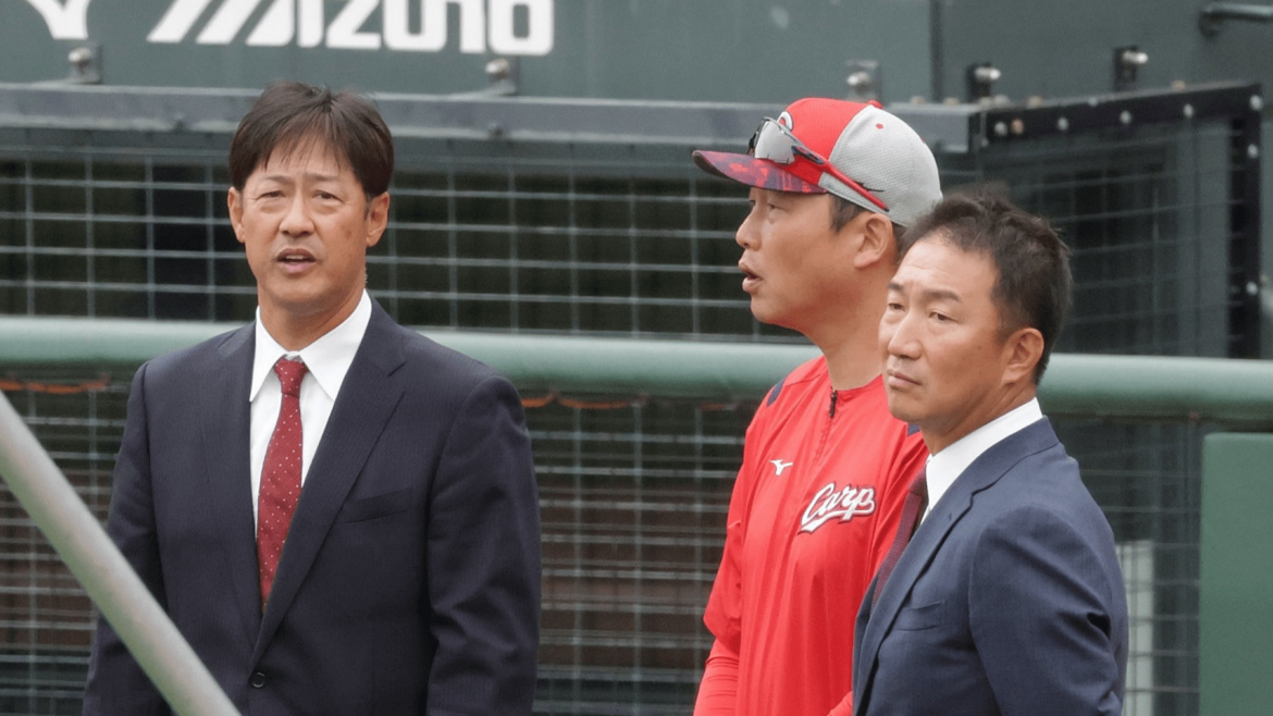 今季で退任、高橋・横山コーチが新井貴浩監督にあいさつ – 中国新聞デジタル 今季で退任、高橋・横山コーチが新井貴浩監督にあいさつ - 中国新聞デジタル