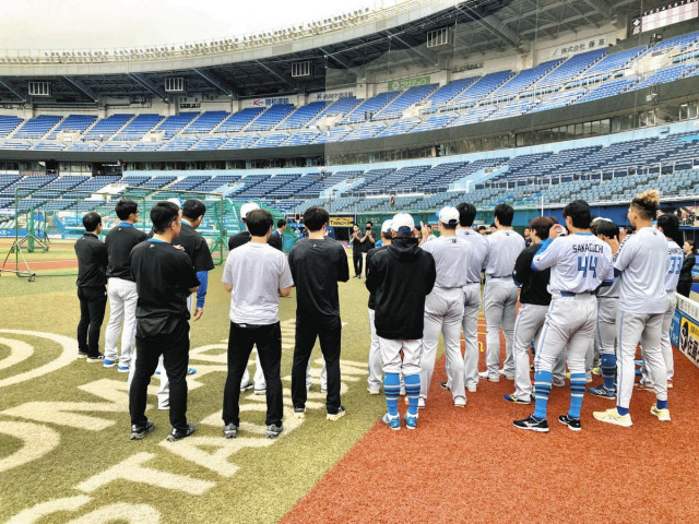 日本ハム、今季限り引退の若林晃弘が新庄監督やナインにあいさつ 「ファイターズのユニホームで野球できたこと誇り」