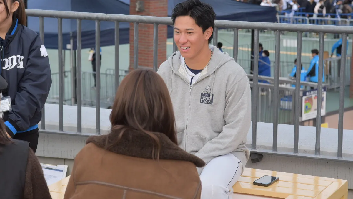 足湯で温まりながらファンと交流する杉山遙希投手【写真：著者撮影】