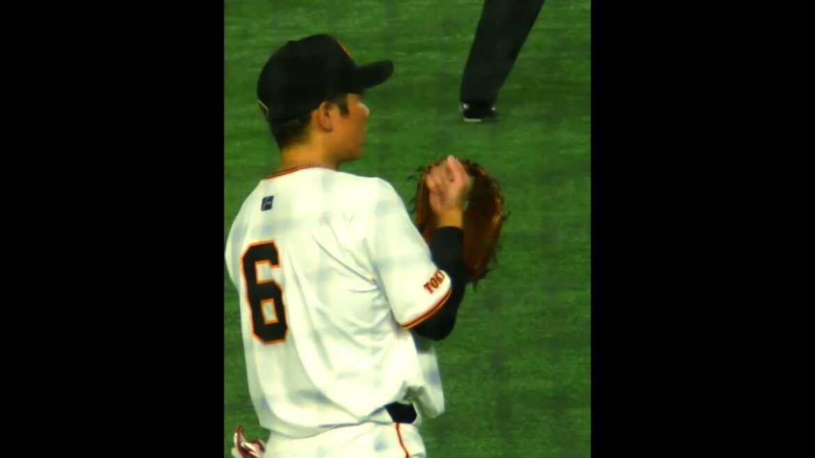 ロッテ中村奨吾の応援歌でリズムをとる坂本勇人