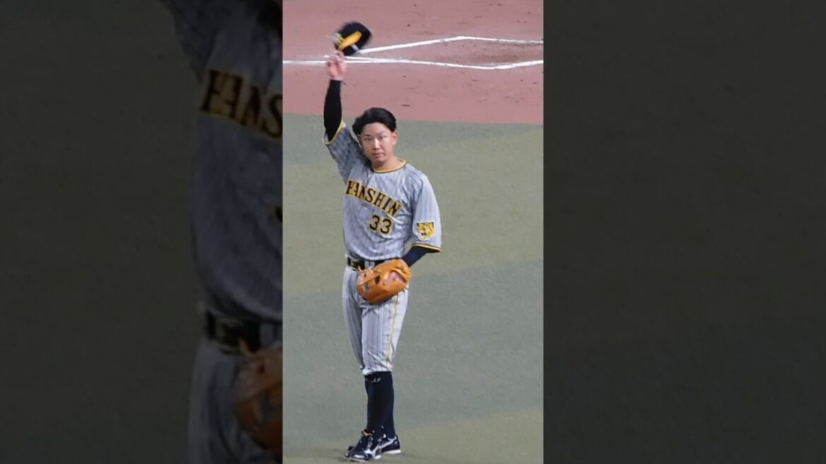 貴重なタイムリーを放ちドヤ顔でファンの歓声に応える糸原健斗