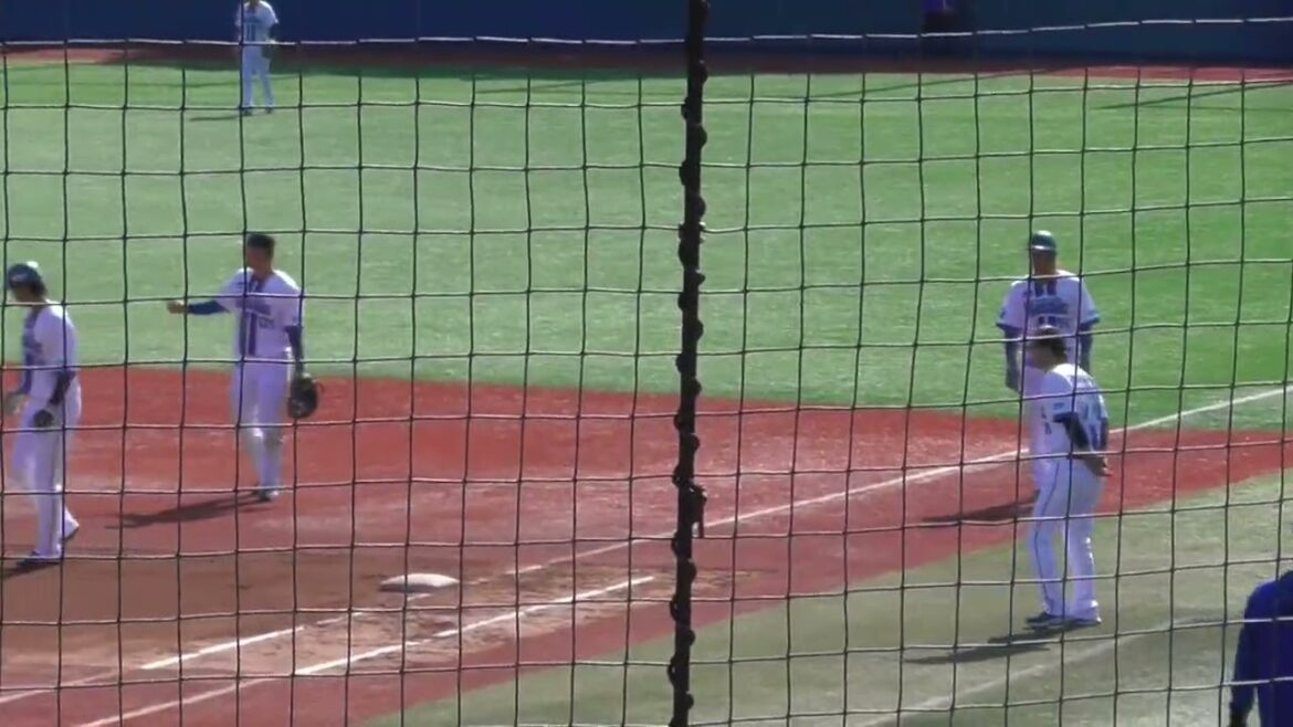 2025年11月横浜DeNAベイスターズ 秋季トレーニング ケースバッティング練習・西巻 賢二 選手の好捕