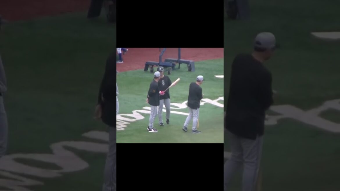 二岡コーチと楽しそうな中山礼都（横浜DeNAベイスターズ 対 読売ジャイアンツ 2024年9月25日）　#二岡智宏　#中山礼都　#巨人練習